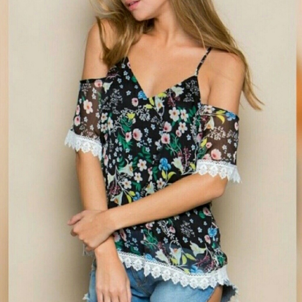🌼 Floral Cold Shoulder Top with Lace Detail🌼